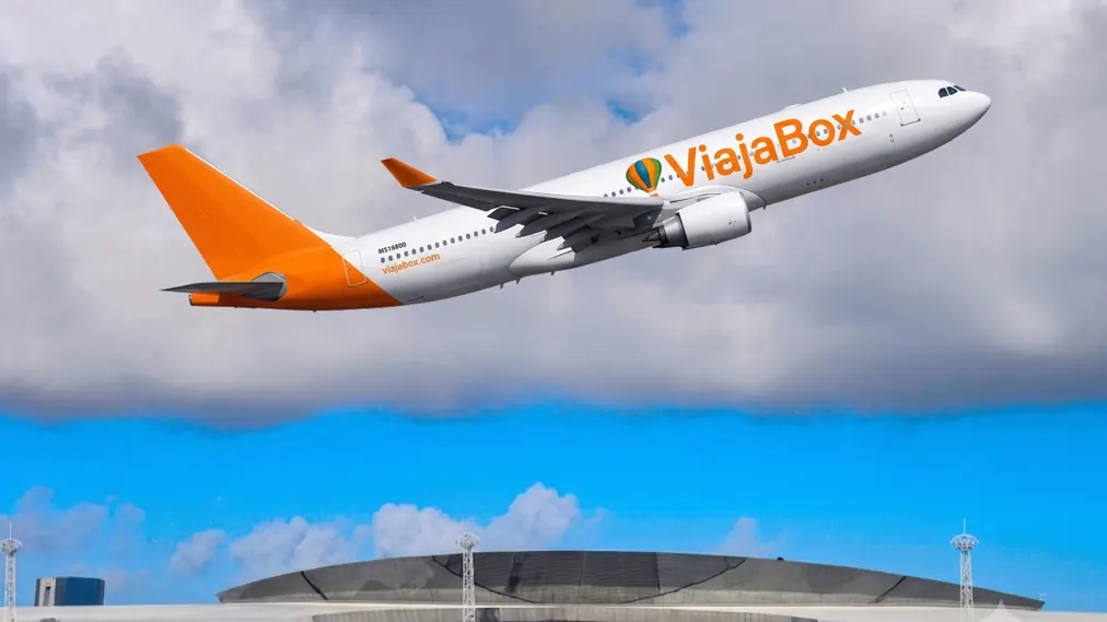 Avião da ViajaBox decolando do aeroporto